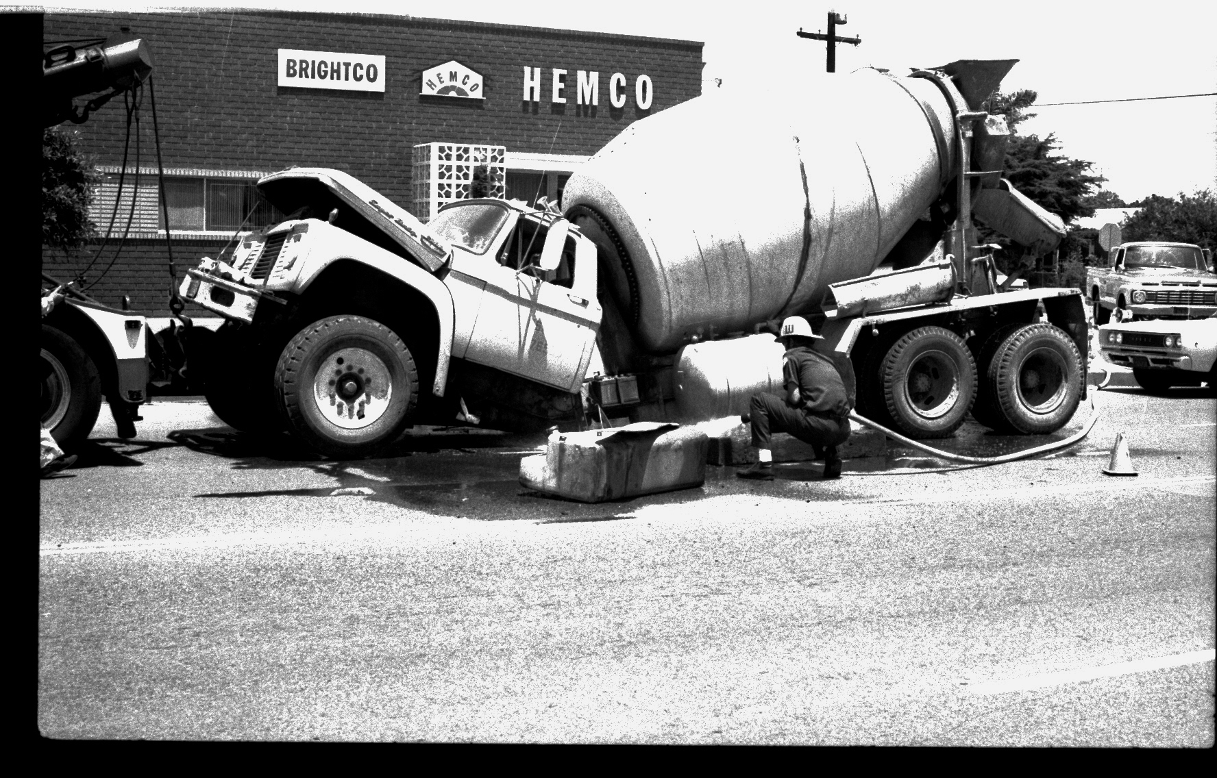 b1871-cement-truck-broke-in-half0001.jpg